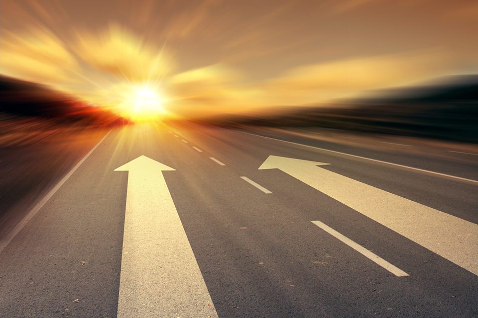 flêches sur route soleil