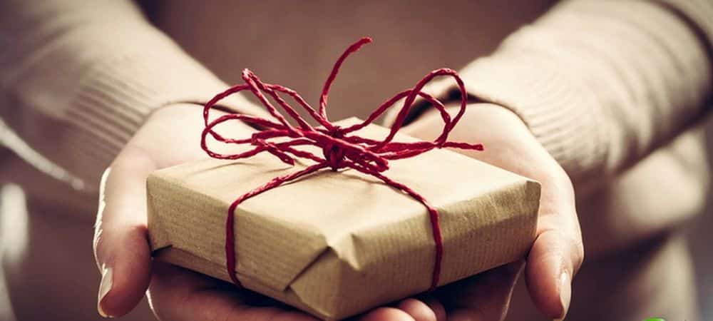 cadeau dans des mains