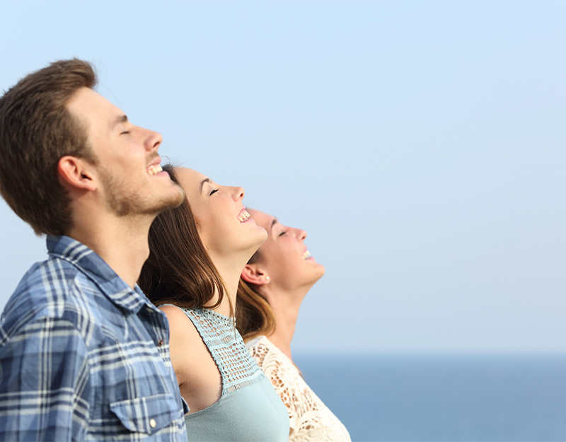 3 personne respirent