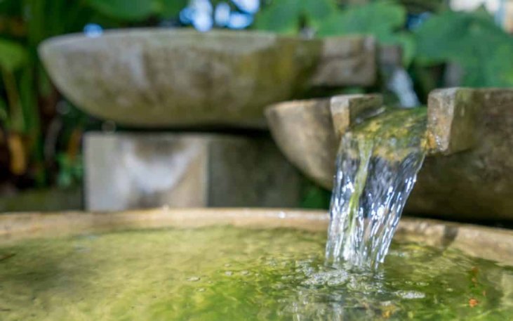 fontaine pierre eau qui coule