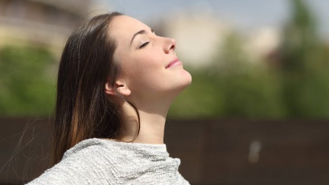 jeune femme respire paisiblement