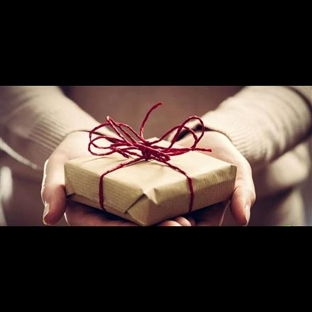 cadeau dans des mains