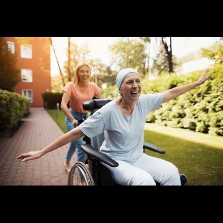 deux femmes fauteuil roulant