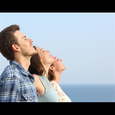 3 personne respirent