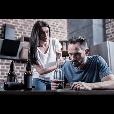 femme homme bouteille d'alcool