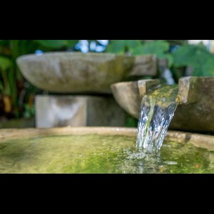fontaine pierre eau qui coule