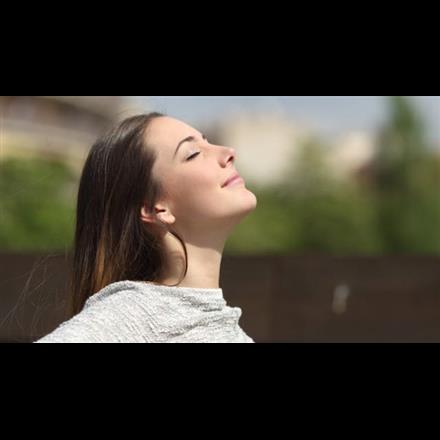 jeune femme respire paisiblement