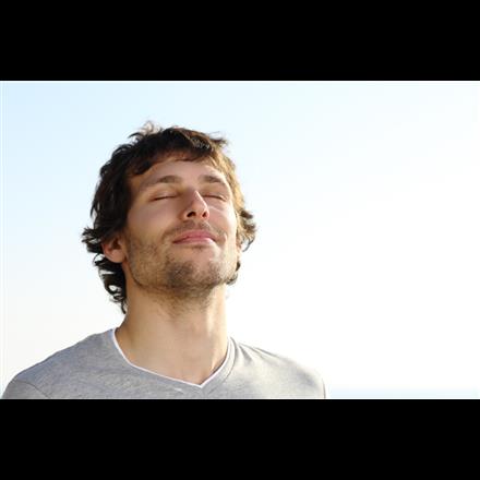 homme respire bonheur